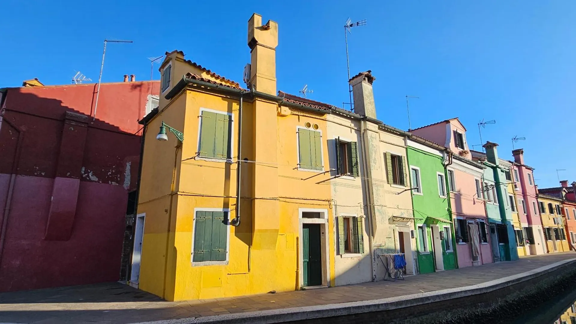 Casa Yellow Corner Burano Venedig