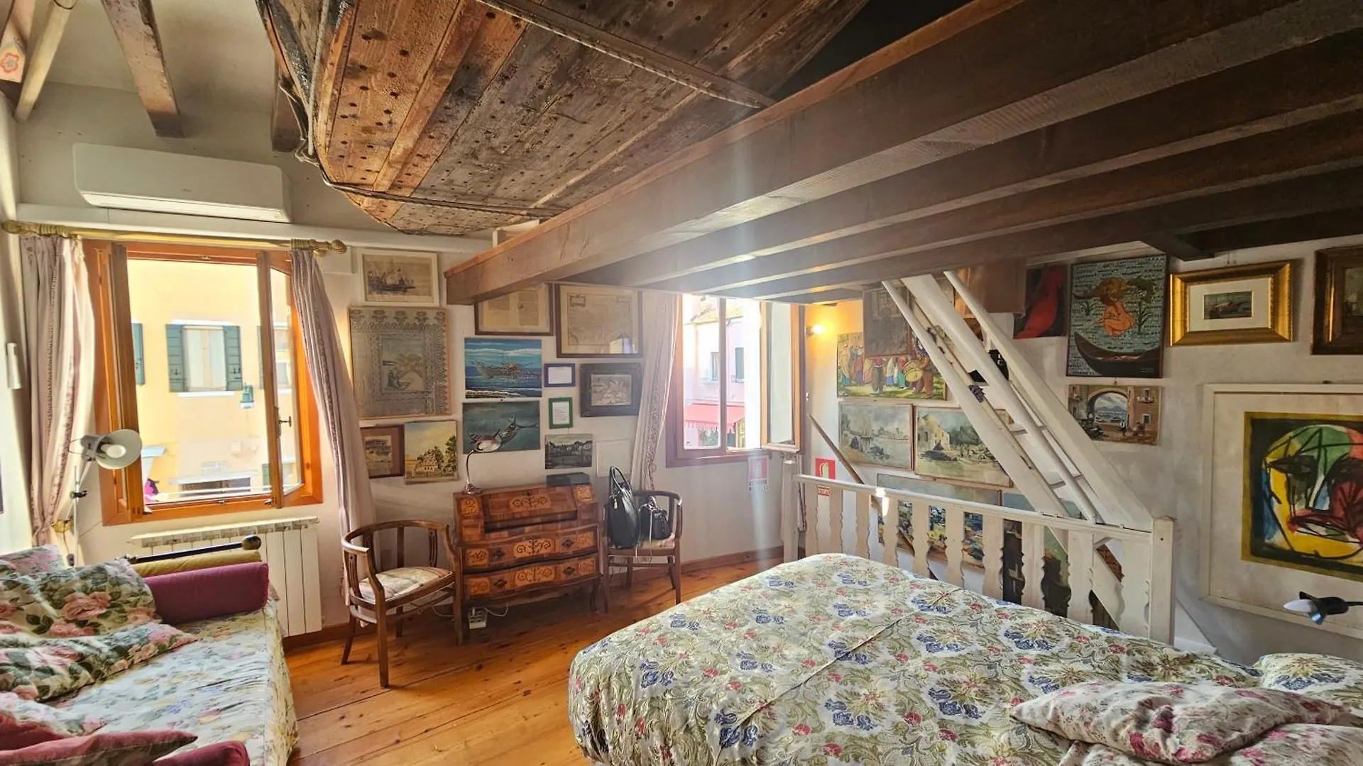 Casa Yellow Corner Burano Venedig Italien