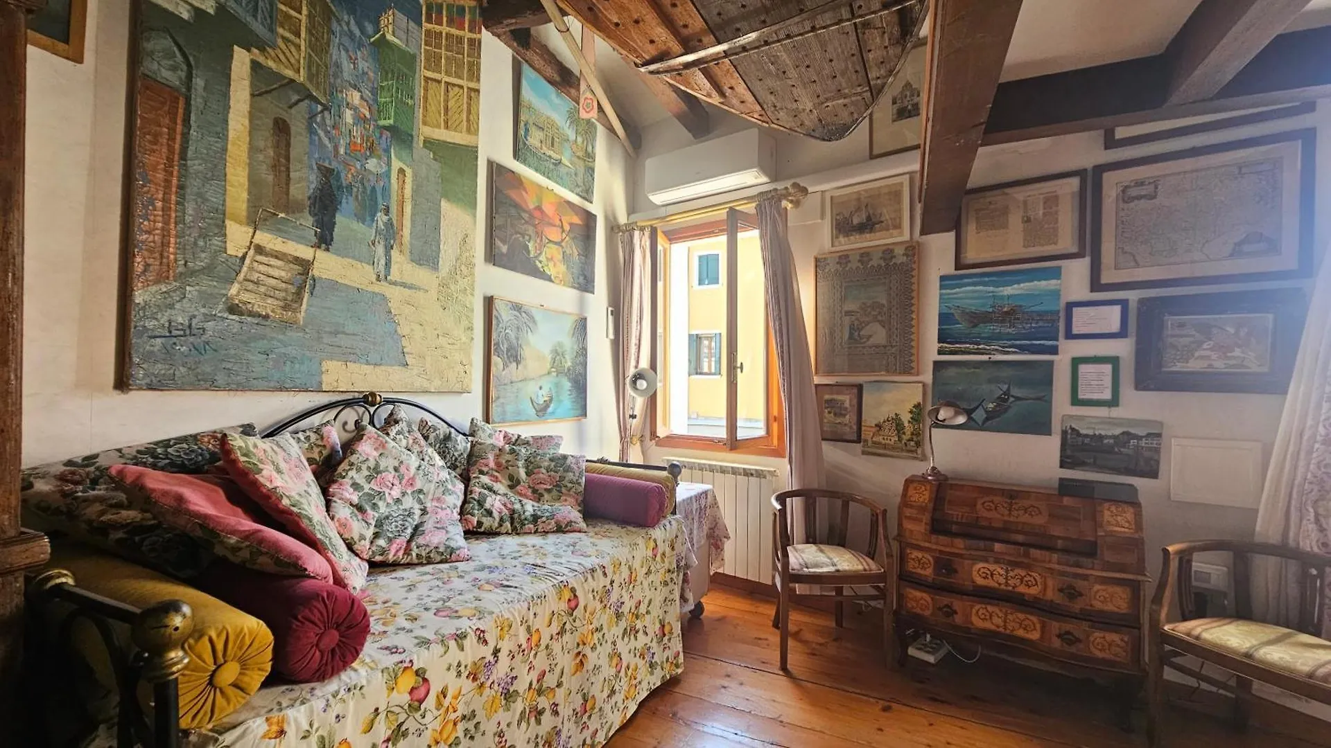 Casa Yellow Corner Burano Venedig